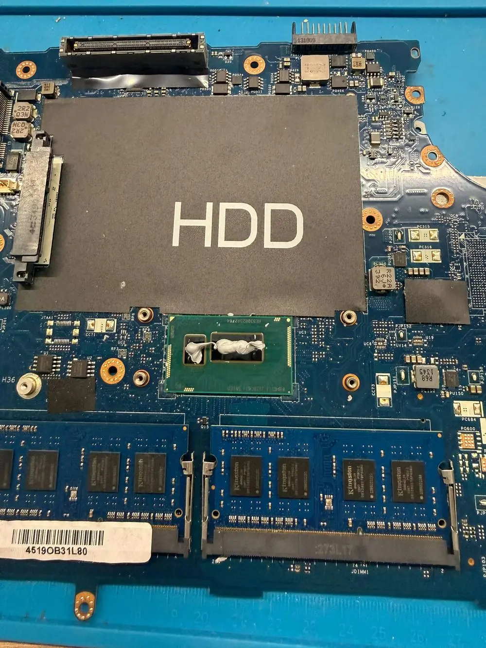 Disque dur et barrettes de mémoire sur une carte mère