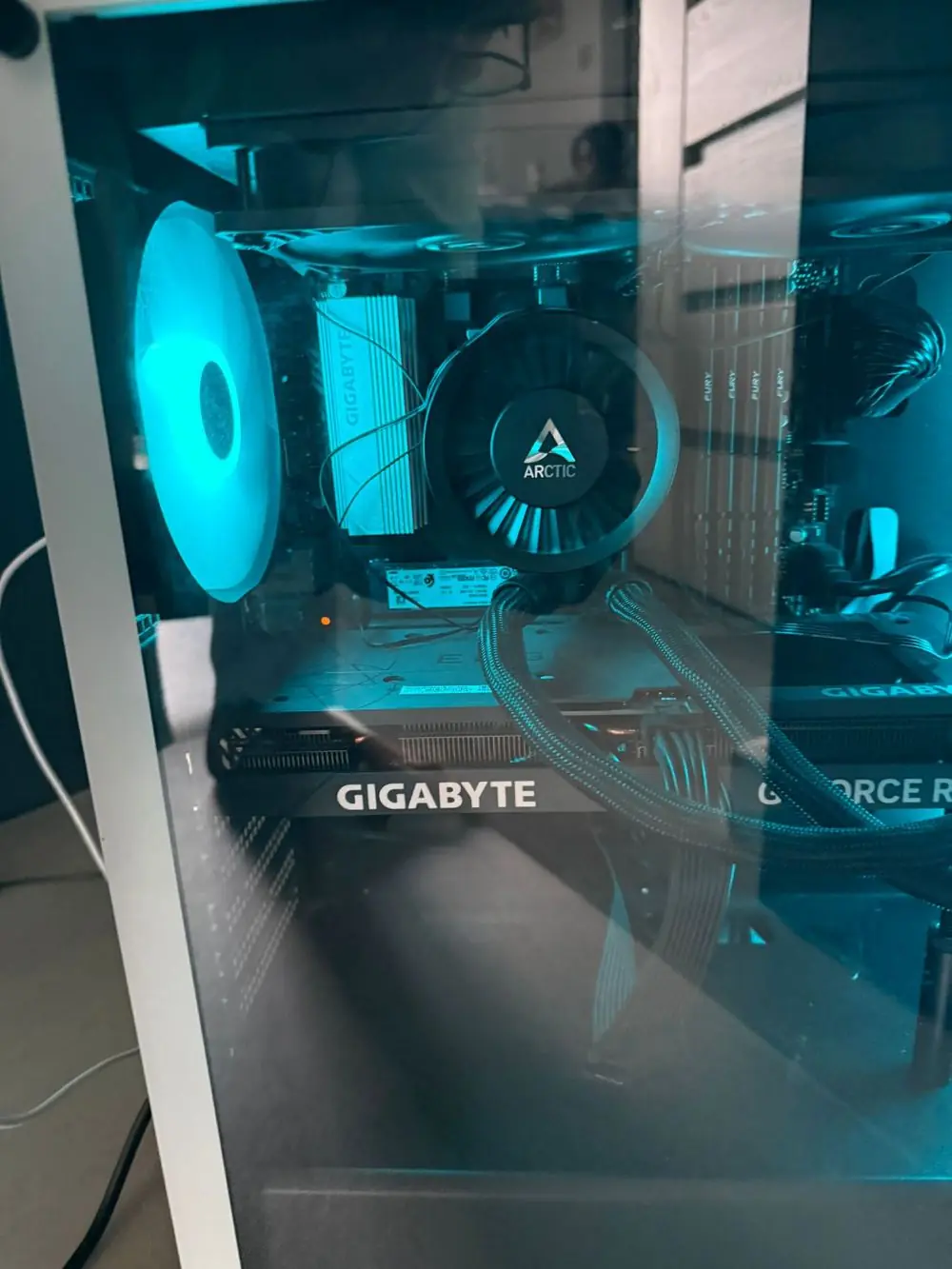 PC fixe de jeu monté à l’atelier, ventilateurs éclairés en bleu et carte graphique Gigabyte