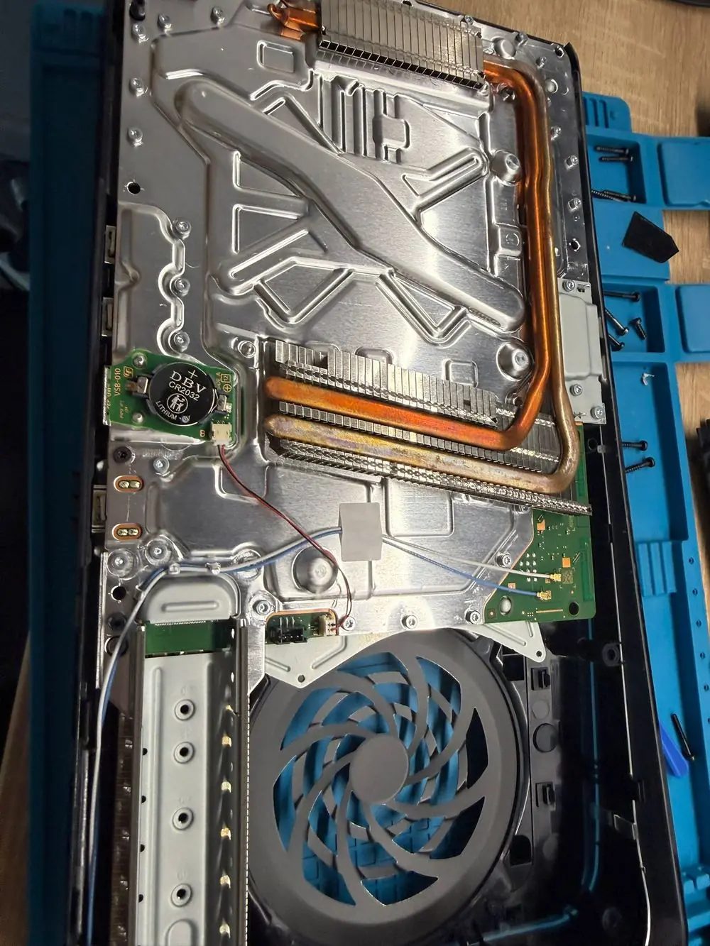 PS5 ouverte : radiateur et caloducs