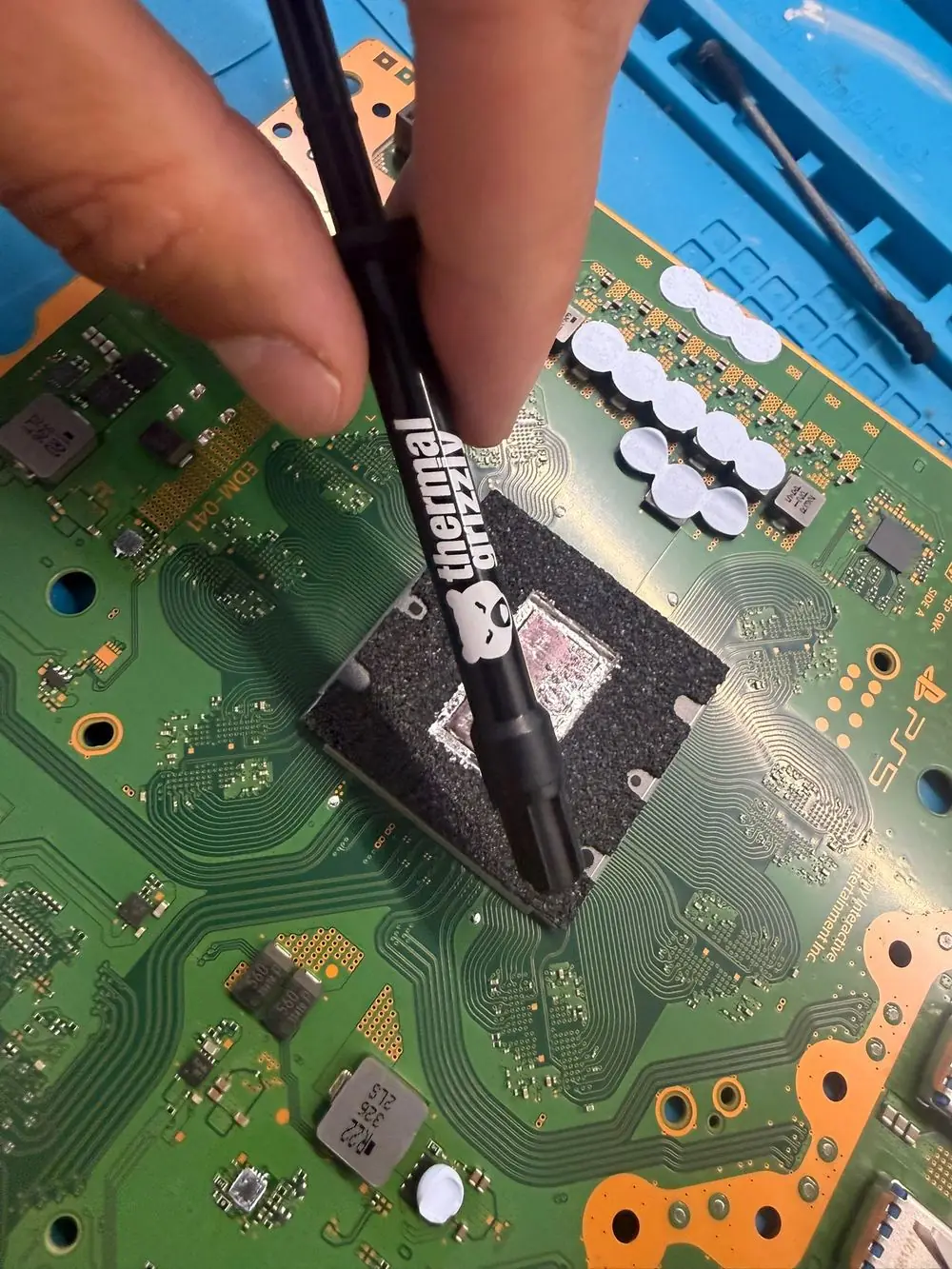 Pose de pâte thermique sur le processeur d’une PS5